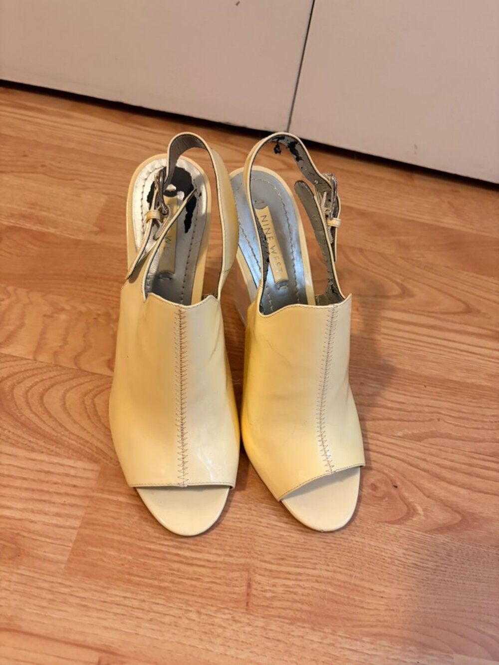 ✨ Nine West Patent Lucite Clear Wedge Sandals ✨ - Picture 4 of 5